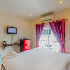 Отель Baan Yuyen Karon Guesthouse 2* Улучшенный номер разные типы кроватей фото 14