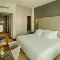 Отель NH Collection Milano President 5* Улучшенный номер с двуспальной кроватью фото 4