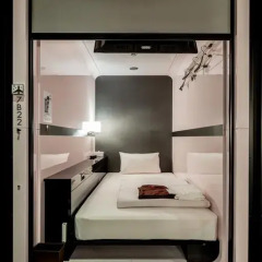 Отель First Cabin Kyobashi Кровать в мужском общем номере с двухъярусной кроватью фото 9
