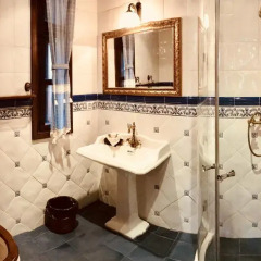 Отель Sharlopova Boutique Guest House - Sauna & Hot Tub Боженци ванная фото 2
