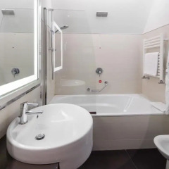 Отель NH Milano Touring 4* Улучшенный номер с различными типами кроватей фото 10