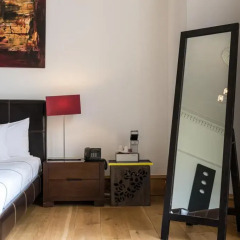 Hotel Una сейф в номере