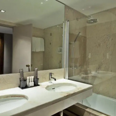 Altis Grand Hotel 5* Улучшенный номер с двуспальной кроватью фото 4