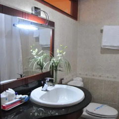 Dong Kinh A Hotel 3* Семейный номер Делюкс с двуспальной кроватью фото 3