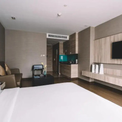 Отель Adelphi Suites Bangkok 4* Апартаменты с разными типами кроватей фото 2