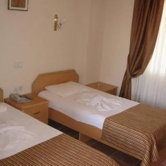 Moms Hotel комната для гостей