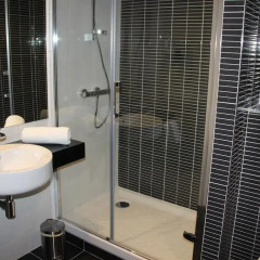 Отель Hôtel Kyriad Saint Quentin en Yvelines - Montigny Франция, Монтиньи ле Бретоне - отзывы, цены и фото номеров - забронировать отель Hôtel Kyriad Saint Quentin en Yvelines - Montigny онлайн ванная