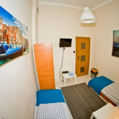 Отель B Movie Guest Rooms 2* Номер с общей ванной комнатой с различными типами кроватей (общая ванная комната) фото 3