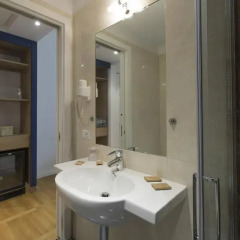 Floris Hotel 3* Улучшенный номер с двуспальной кроватью фото 23