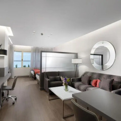 Отель Holiday Suites Полулюкс