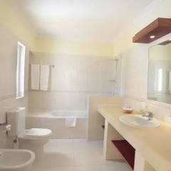 Отель Browns Sports & Leisure Club 4* Вилла Премиум разные типы кроватей фото 6