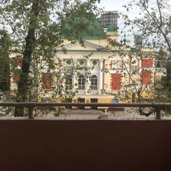 Гостиница Posutochno on Karla Marksa в Иркутске отзывы, цены и фото номеров - забронировать гостиницу Posutochno on Karla Marksa онлайн Иркутск балкон