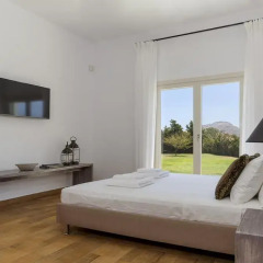 Отель Belvedere Beachfront Villa комната для гостей