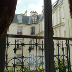 Отель Louvre Elegant ChicSuites балкон