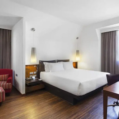 Отель NH Milano Touring 4* Улучшенный номер с различными типами кроватей фото 17