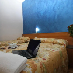Hotel Brasil Milan Стандартный номер с разными типами кроватей (общая ванная комната) фото 8