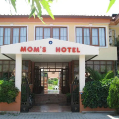 Moms Hotel вид на фасад