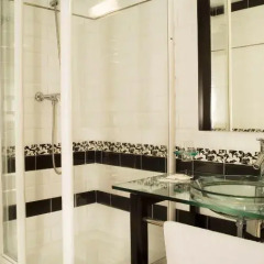 Отель Hôtel Tour Eiffel 2* Стандартный номер с различными типами кроватей фото 3