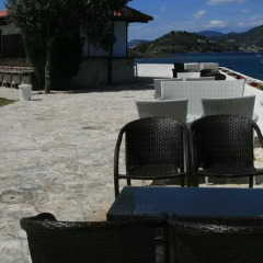 Отель Aliki Beach Hotel Греция, Галатас - отзывы, цены и фото номеров - забронировать отель Aliki Beach Hotel онлайн приотельная территория
