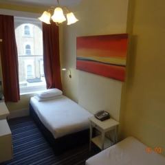 Manor Hotel 2* Стандартный номер с 2 отдельными кроватями (общая ванная комната) фото 3