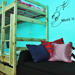 Hostel John Lennon Кровать в общем номере с двухъярусной кроватью фото 5