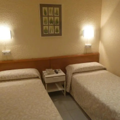 Отель Hostal Iznajar Barcelona Стандартный номер с 2 отдельными кроватями (общая ванная комната) фото 4