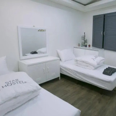 Отель Monster Guesthouse 2* Стандартный номер с 2 отдельными кроватями фото 5