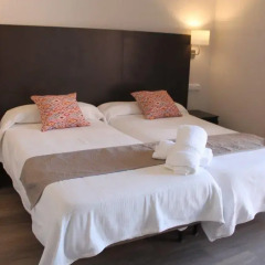 Отель Hostal Jakiton Улучшенный номер с различными типами кроватей фото 5