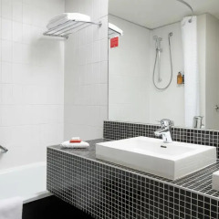 Отель Ramada Plaza Antwerp Бельгия, Антверпен - 1 отзыв об отеле, цены и фото номеров - забронировать отель Ramada Plaza Antwerp онлайн ванная фото 2