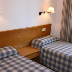 Отель S'Olivera Apartamentos сейф в номере