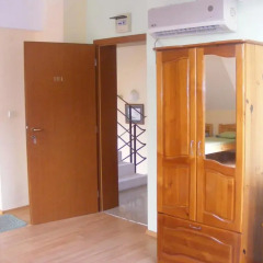 Отель Zora Guest House сейф в номере