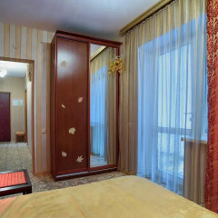 Гостиница 12 Месяцев 3* Стандартный семейный номер разные типы кроватей фото 16