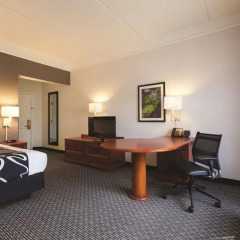 Отель La Quinta Inn & Suites Dallas North Central 2* Номер Делюкс с различными типами кроватей фото 3
