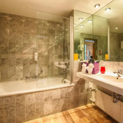 Отель Leonardo Royal Hotel Köln - Am Stadtwald Германия, Кёльн - 8 отзывов об отеле, цены и фото номеров - забронировать отель Leonardo Royal Hotel Köln - Am Stadtwald онлайн ванная