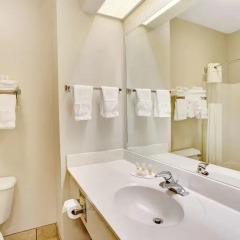 Отель Days Inn & Suites Louisville Airport SW 2* Стандартный номер с различными типами кроватей фото 2