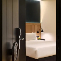 Отель H10 Puerta de Alcalá 4* Стандартный номер с двуспальной кроватью фото 17