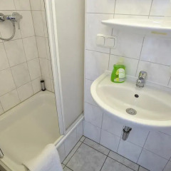 Отель Fresh INN Германия, Унтерхахинг - отзывы, цены и фото номеров - забронировать отель Fresh INN онлайн ванная фото 2
