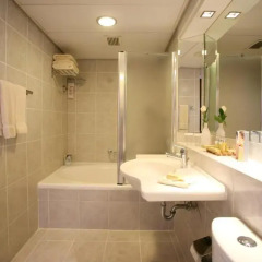 Отель Crowne Plaza Tel Aviv Beach спа