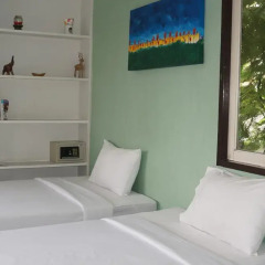 Отель Padi Madi Guest House Бангкок сейф в номере