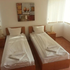Апартаменты Marack Apartments Солнечный берег комната для гостей фото 4