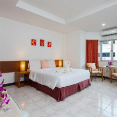 Отель Karon Sunshine Guesthouse & Bar 3* Улучшенный номер с различными типами кроватей фото 7