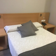 Отель Hostal Alborán Стандартный номер с двуспальной кроватью