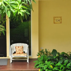 Отель Feung Nakorn Balcony Rooms and Cafe 3* Люкс с различными типами кроватей фото 8