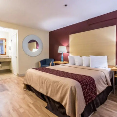 Отель Red Roof Inn Tulare - Downtown/Fairgrounds 2* Улучшенный номер с различными типами кроватей фото 4
