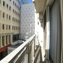 Отель Ginosi Wilshire Apartel балкон