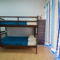 Alice Semporna Backpackers Hostel Кровать в мужском общем номере с двухъярусной кроватью фото 5