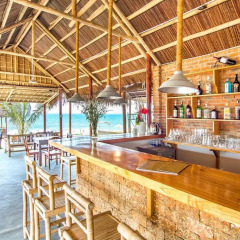Отель Local Beach Homestay гостиничный бар