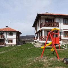 Отель Guest House Ivanini Houses Боженци детские мероприятия