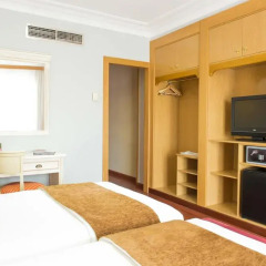Los Angeles Hotel & Spa сейф в номере