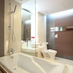 Muong Thanh Holiday Hue Hotel 4* Номер Делюкс с различными типами кроватей фото 3